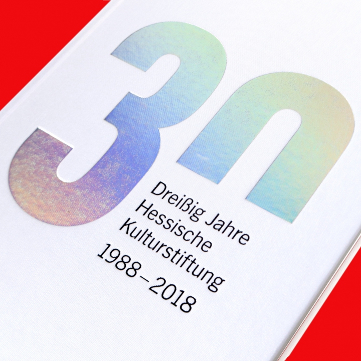 Buchgestaltung Jubiläumsbroschüre 30 Jahre Hessische Kulturstiftung, Detail Cover Einband mit Veredelung